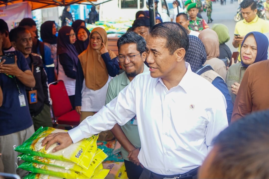 Tinjau Operasi Pangan Murah di Majene, Mentan Amran Harap Harga Beras Turun 1-2 Minggu ke Depan