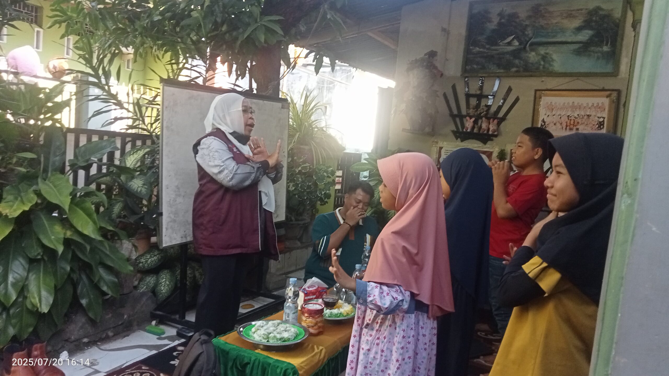 Kepsek Metro School Makassar Ajar Bahasa Inggris di Kampus Lorong K-apel