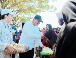 Bupati Bantaeng Uji Nurdin Beri Bantuan Sembako ke Ratusan Petani