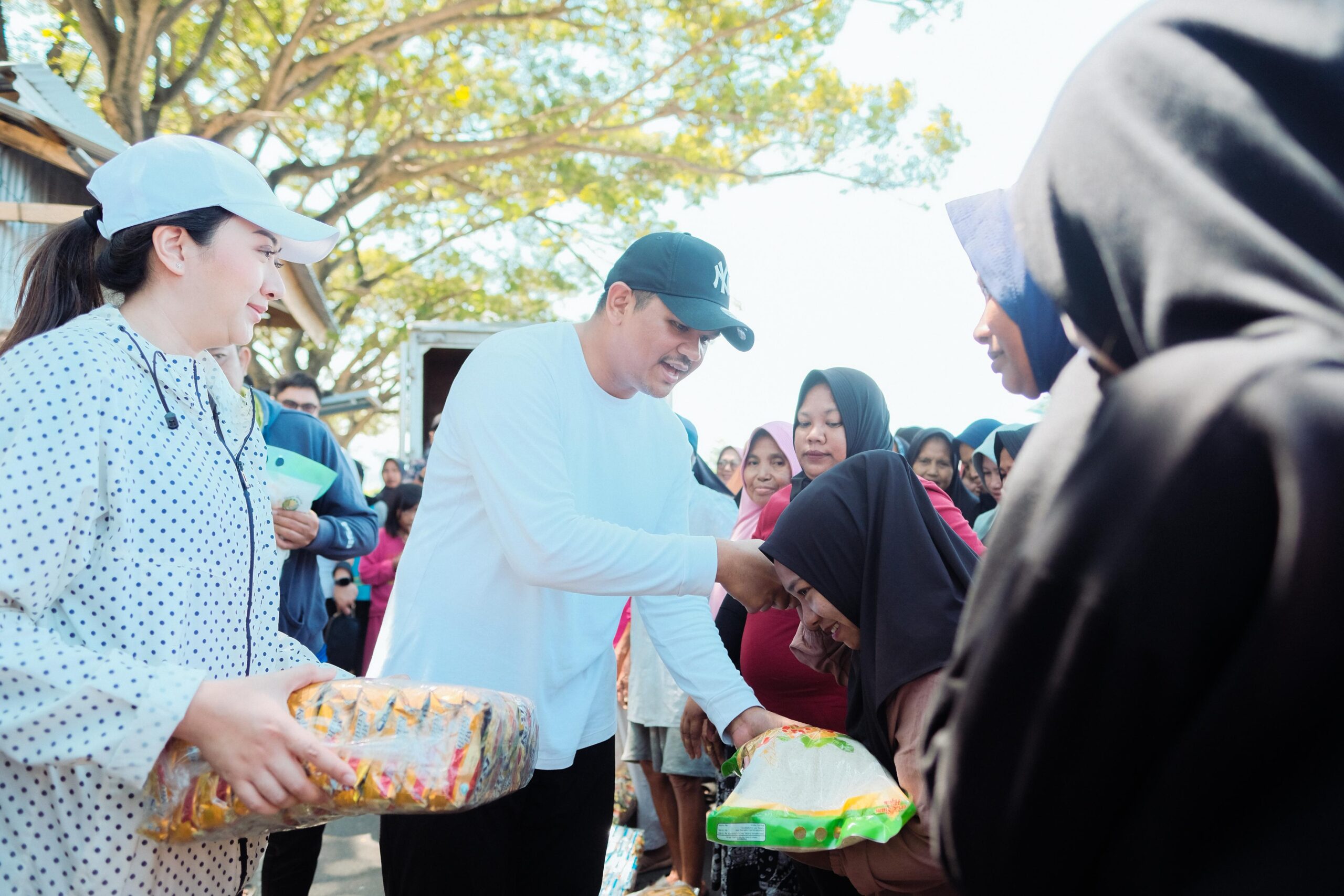 Bupati Bantaeng Uji Nurdin Beri Bantuan Sembako ke Ratusan Petani