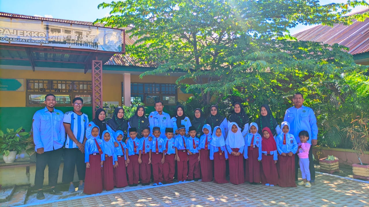 Pengawas Madrasah Apresiasi Semangat Murid Baru Kelas 1 MI Arrahman Pajekko