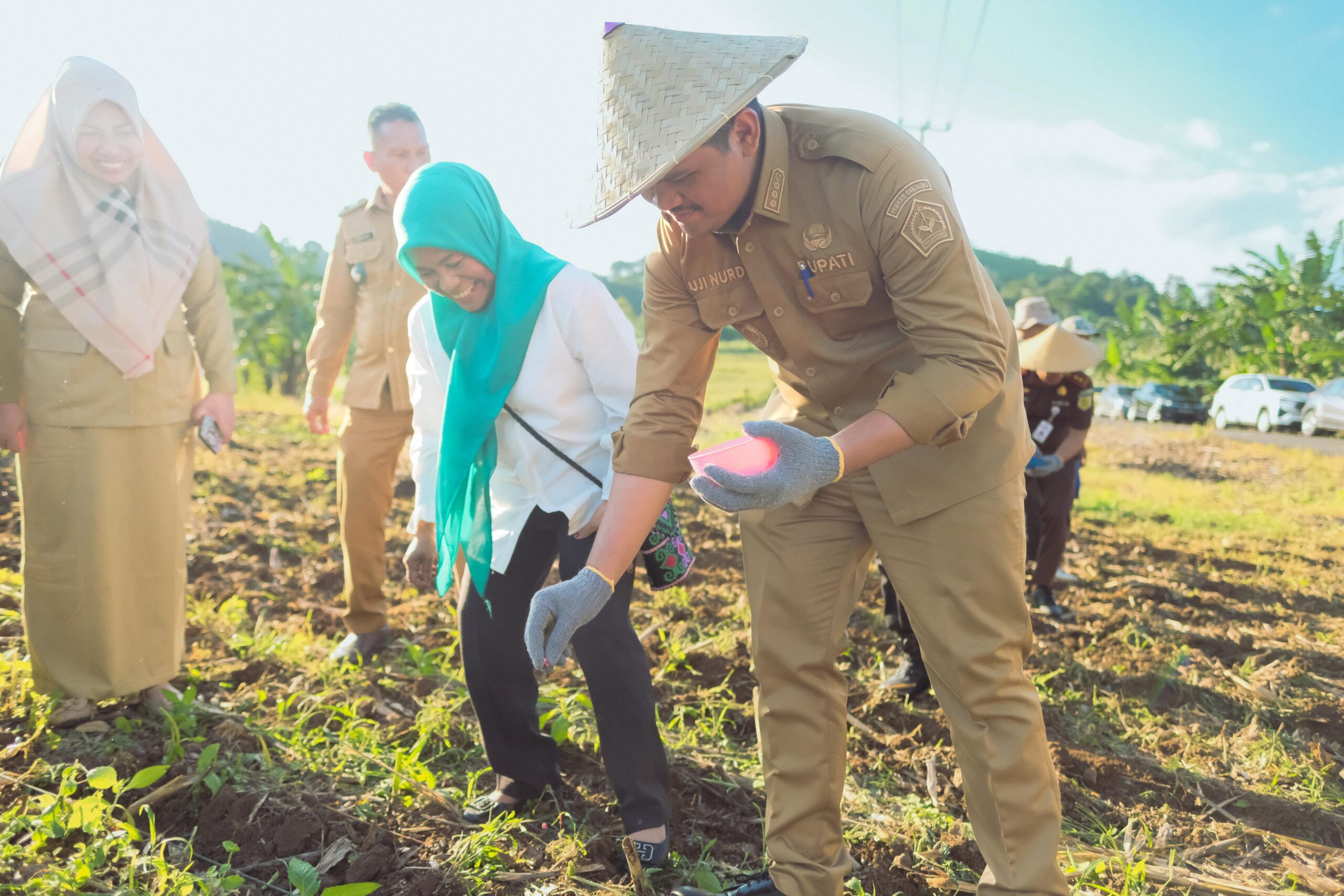 Tanam Benih Jagung Jago Unhas, Bupati  Uji Nurdin Siapkan Petani Semakin Sejahtera