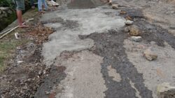 Jempol, Pemdes Bonto Lojong Kolaborasi Warganya Perbaiki Jalan Rusak