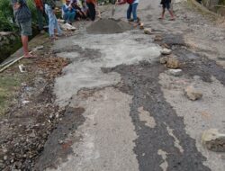 Jempol, Pemdes Bonto Lojong Kolaborasi Warganya Perbaiki Jalan Rusak