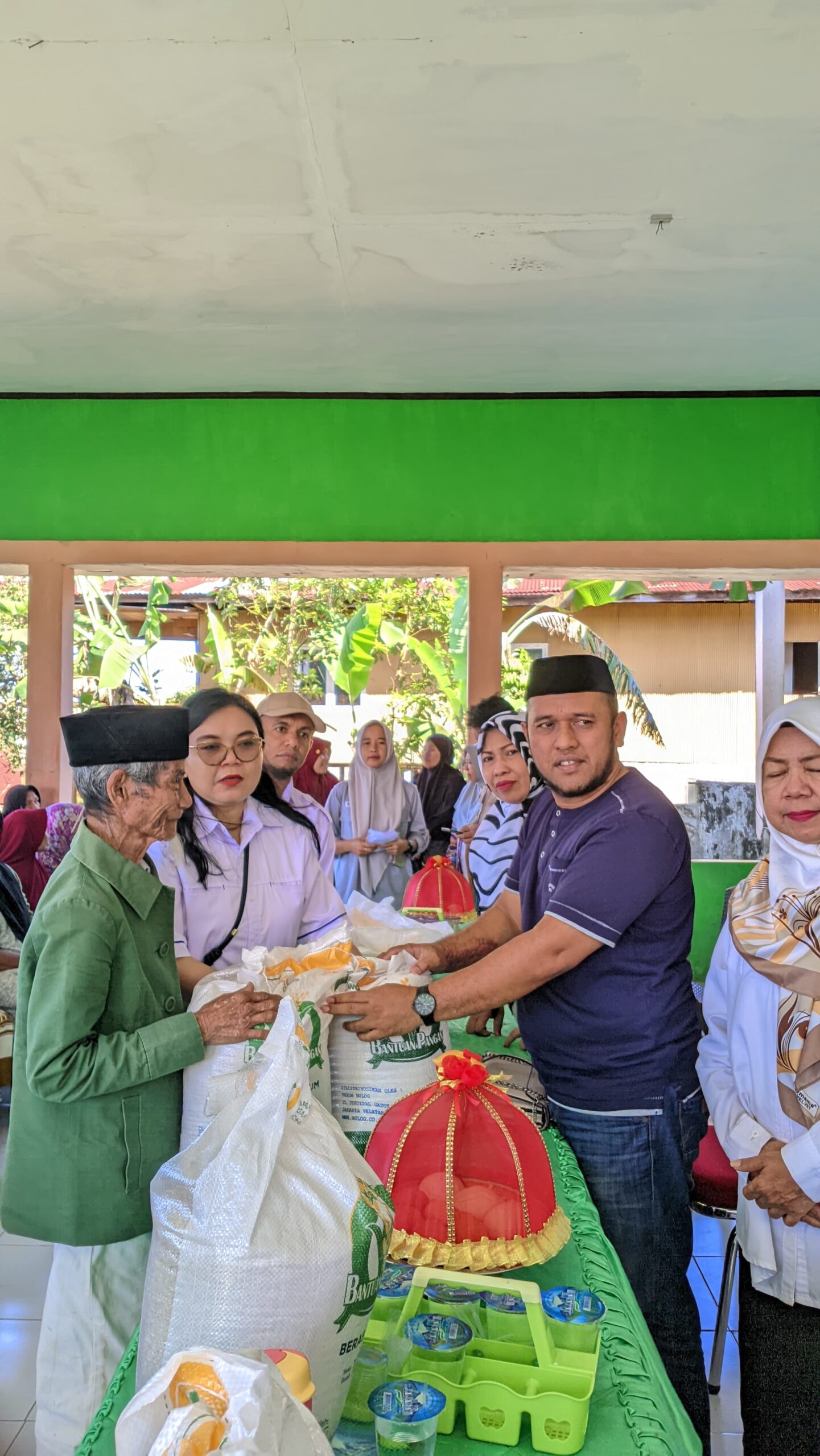 Pemdes Bonto Maccini Salurkan Bantuan Pangan untuk 232 KK, KPM: Tarima Kasih Pak Desa!