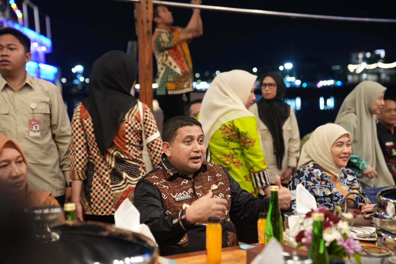Munafri-Aliyah Bahas Pendidikan Bersama Mendikdasmen di Atas Kapal Pinisi