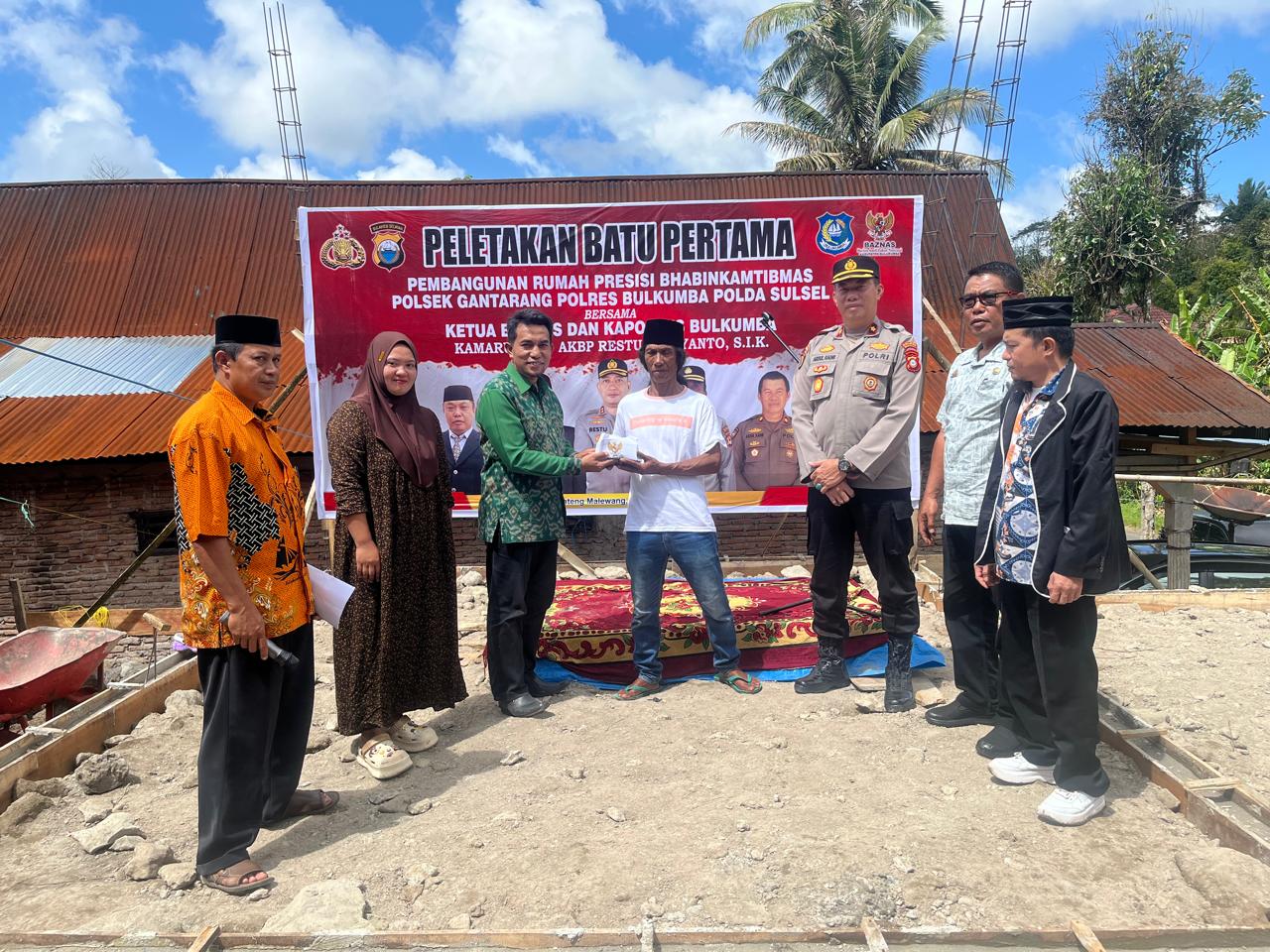 Polisi di Bulukumba Galang Bantuan Bangun Rumah Baru untuk Korban Kebakaran