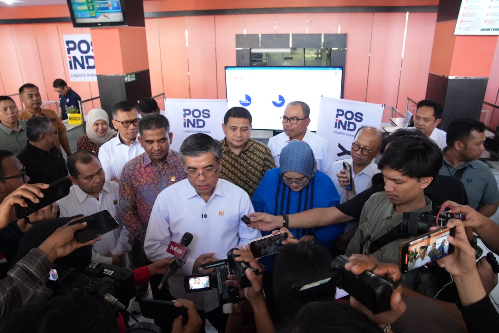 Munafri-Aliyah Dampingi Menaker RI Tinjau Penyaluran BSU 2025