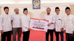 Gubernur Sulsel Serahkan Dana Hibah Rp5 Miliar untuk Pembangunan Masjid Ikhtiar 