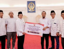 Gubernur Sulsel Serahkan Dana Hibah Rp5 Miliar untuk Pembangunan Masjid Ikhtiar 