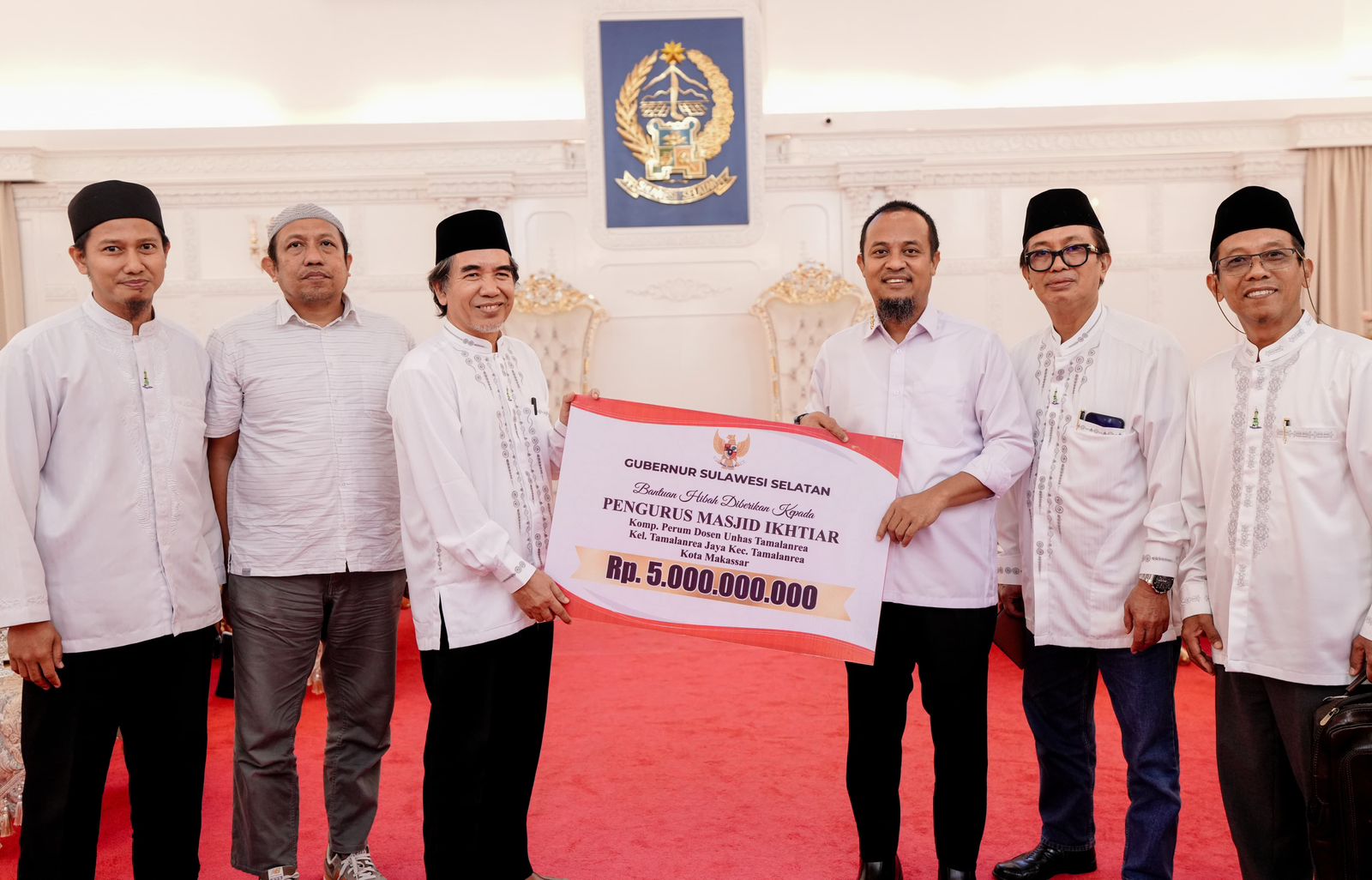 Gubernur Sulsel Serahkan Dana Hibah Rp5 Miliar untuk Pembangunan Masjid Ikhtiar 