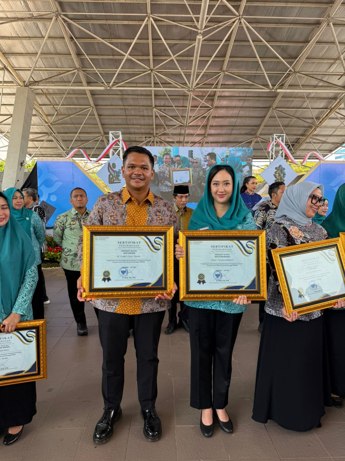 Sukses Jalankan Pogram Quick Wins BKKBN, Bupati Uji Nurdin Terima Penghargaan