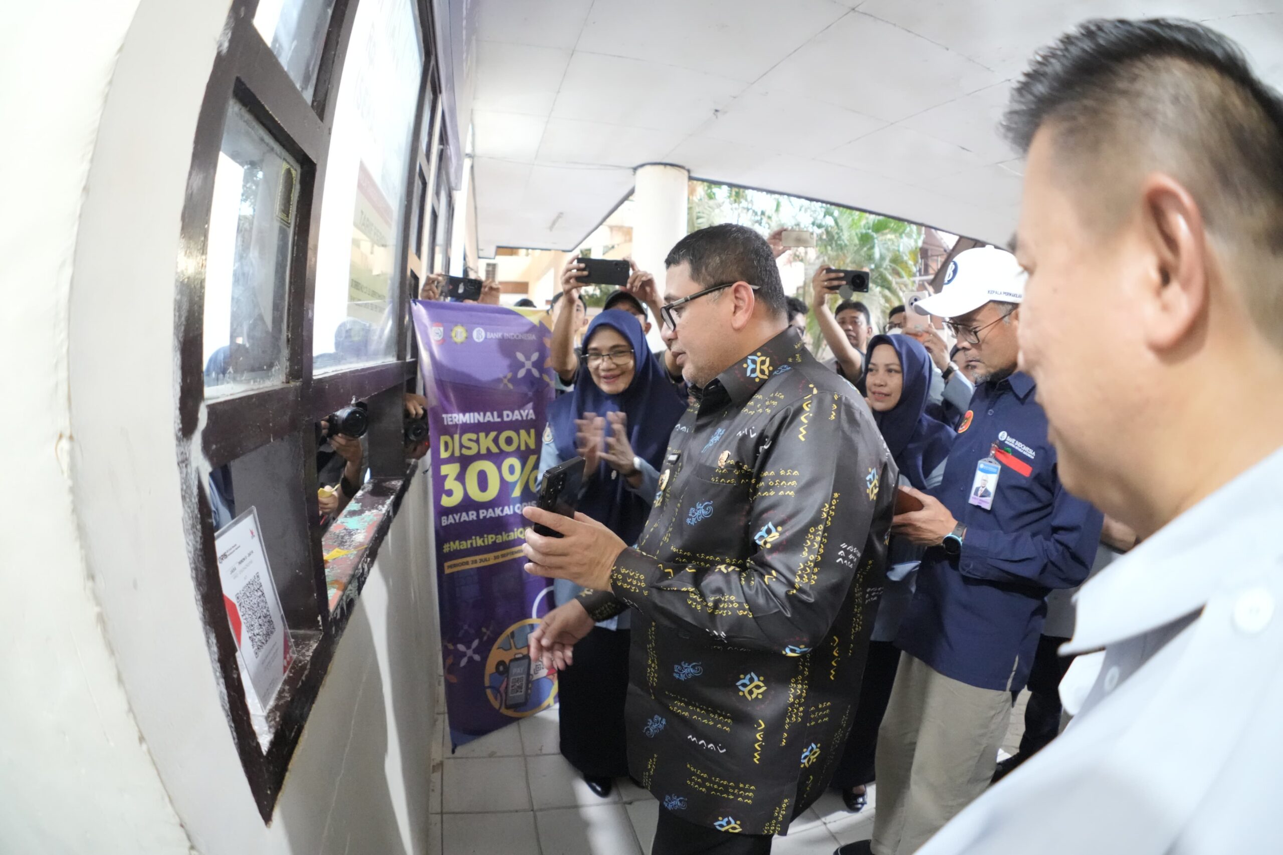 Naik Bus di Terminal Makassar dan Belanja di Pasar, Resmi Berlaku QRIS