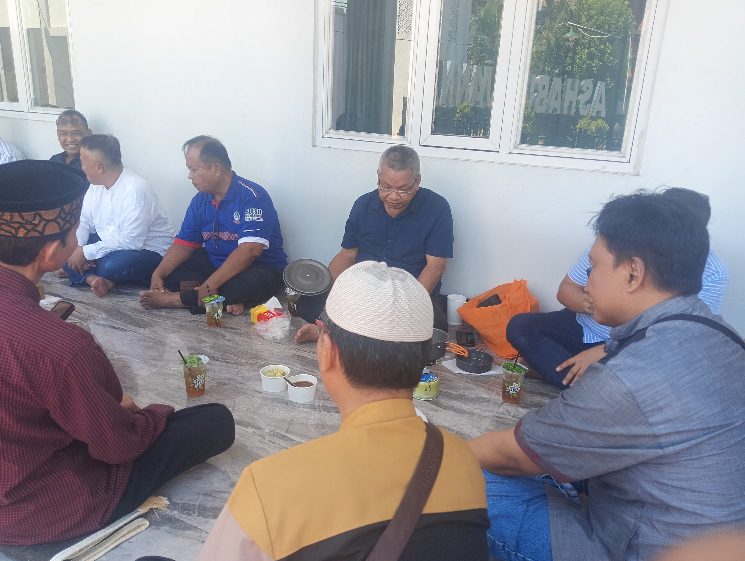 Jumat Berkah Masjid Ashabul Jannah DPK Sulsel: Berbagi Makanan dan Keceriaan
