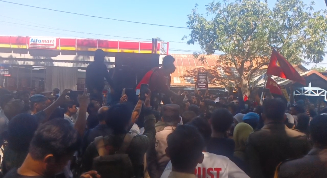 DPRD Dikepung, Komisi B Dipermalukan: Ratusan Buruh Menuntut Pansus