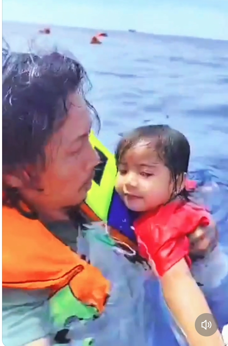 Viral! Aksi Heroik Abdul Rahman Selamatkan Anak Kecil Saat KM Barcelona Terbakar di Laut Talise