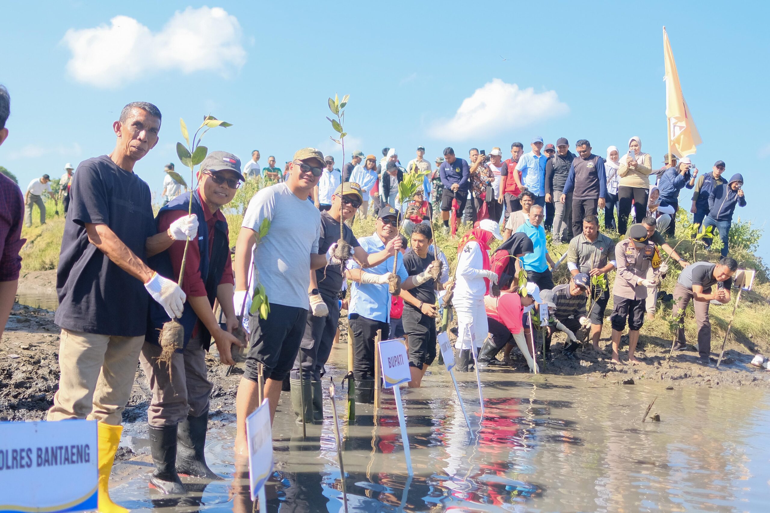 Bupati Bantaeng Apresiasi KKN Unhas dalam Program Pengabdian Penanaman 5.000 Bibit Mangrove