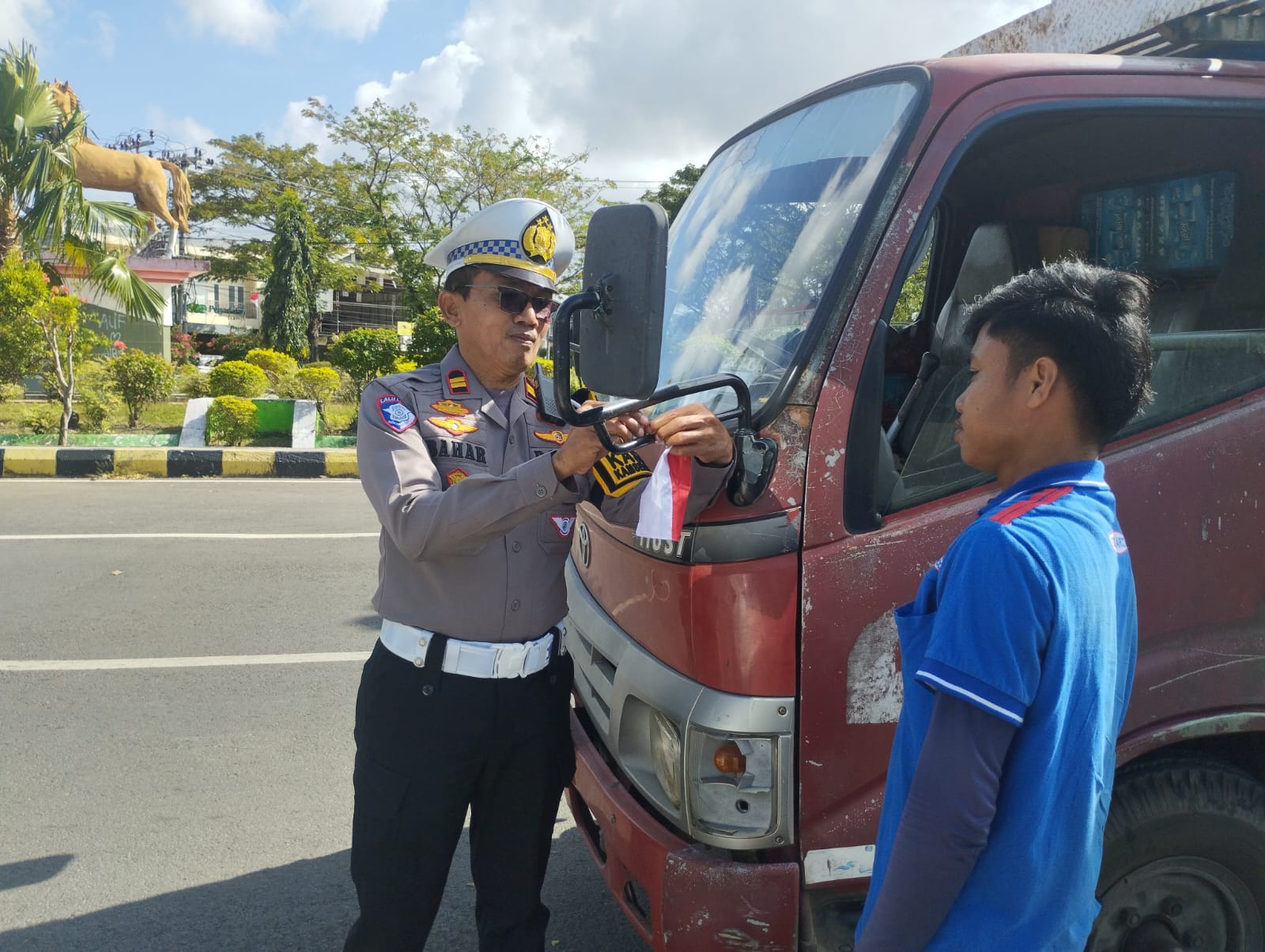 Dirgahayu Kemerdekaan Indonesia, Satlantas Polres Jeneponto Bagikan Bendera Merah Putih