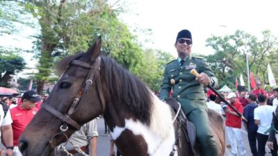 Gubernur Andi Sudirman Kenakan Kostum Bung Karno, Pimpin Jalan Sehat dan Kirab Kemerdekaan