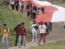 Meriahkan HUT RI ke-80, Ratusan Pemuda Kolaborasi Arak Bendera Merah Putih Sepanjang 80 Meter