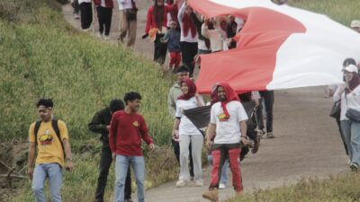 Meriahkan HUT RI ke-80, Ratusan Pemuda Kolaborasi Arak Bendera Merah Putih Sepanjang 80 Meter