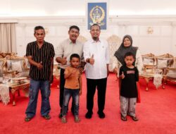 Tersentuh Kisahnya, Gubernur Sulsel Undang Bocah Viral ke Rujab dan Beri Sepeda