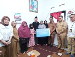 Gubernur Sulsel Ringankan Beban Keluarga Kasi Kesra dengan Santunan dan Fasilitas Transportasi