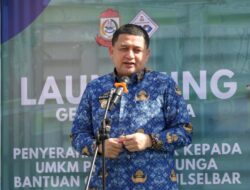 Wali Kota Munafri Serahkan Gerobak untuk Pedagang Bunga TPU Dadi