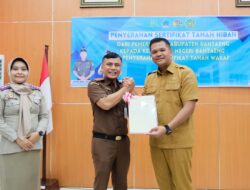 Bupati Uji Nurdin Serahkan Sertifikat Tanah Hibah ke Kajari Bantaeng