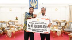Lanjutkan Pembangunan di Seko Lutra, Gubernur Sulsel Serahkan Bantuan Rp10 Miliar 