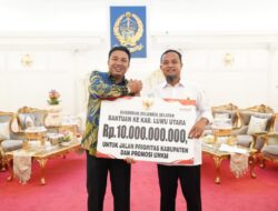 Lanjutkan Pembangunan di Seko Lutra, Gubernur Sulsel Serahkan Bantuan Rp10 Miliar