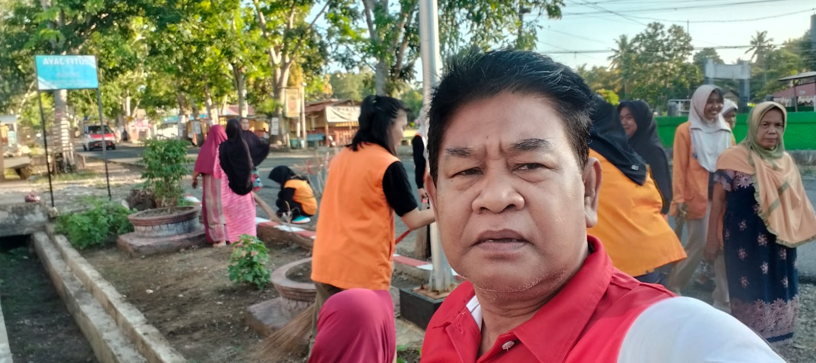 Lurah Apala Gelar Jumat Bersih Bersama KKN UNM dan Warga