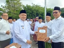 Walikota Munafri Serahkan Sertipikat Wakaf kepada Pengurus Masjid Al Ikhtiar