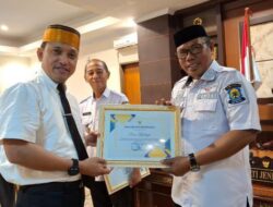 Kades Karelayu Jeneponto Terima Penghargaan