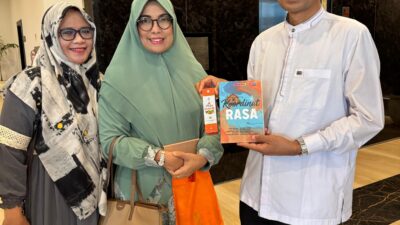 Ustaz Abdul Somad Terima Buku Antologi Koordinat Rasa dari Penulisnya