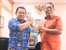 Founder K-apel Serahkan Buku Antologi Koordinat Rasa kepada Kepala Deputi Bidang Tata Kelola Kearsipan Nasional di ANRI