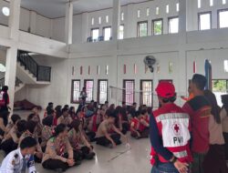 Kolaborasi Damkar, SMAN 2 Polewali Gelar Simulasi Aman Bencana