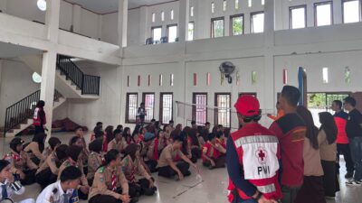 Kolaborasi Damkar, SMAN 2 Polewali Gelar Simulasi Aman Bencana