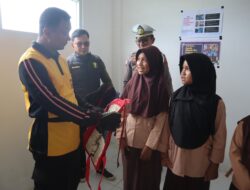 Beri Semangat Anak Anak Sekolah Berada di Pelosok Rumbia, Kapolres Jeneponto Salurkan Bantuan Seragam