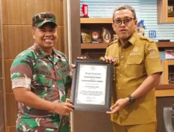 Dandim Jeneponto Serahkan Piagam Penghargaan Danrem 141/Toddopuli ke Bupati Paris Yasir