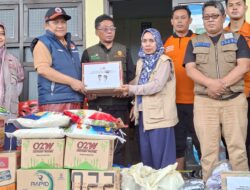BPBD Sulsel Serahkan Bantuan Logistik Ke Pengungsi Banjir