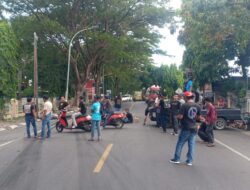 Demo PDAM Bantaeng Tutup Jalan hingga Sore, Massa Desak SK Copot Direktur PDAM Tirta Eremerasa