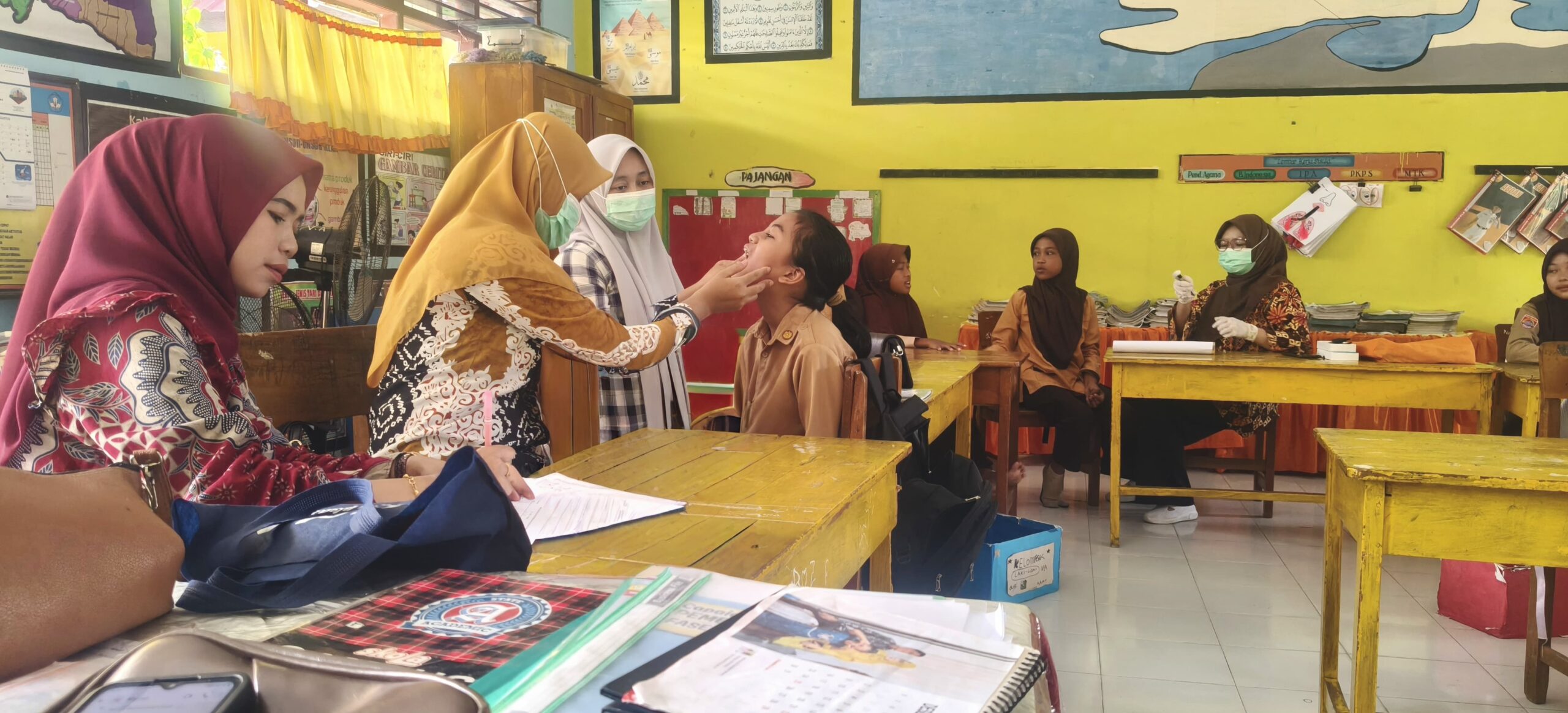 Senyum Siswa SD Inpres Lasepang Warnai Cek Kesehatan Gratis dari Puskesmas