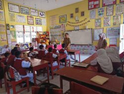 Sentuhan Kemanusiaan PKM Lasepang, Akbar Arfa Bawa Layanan Kesehatan ke Sekolah