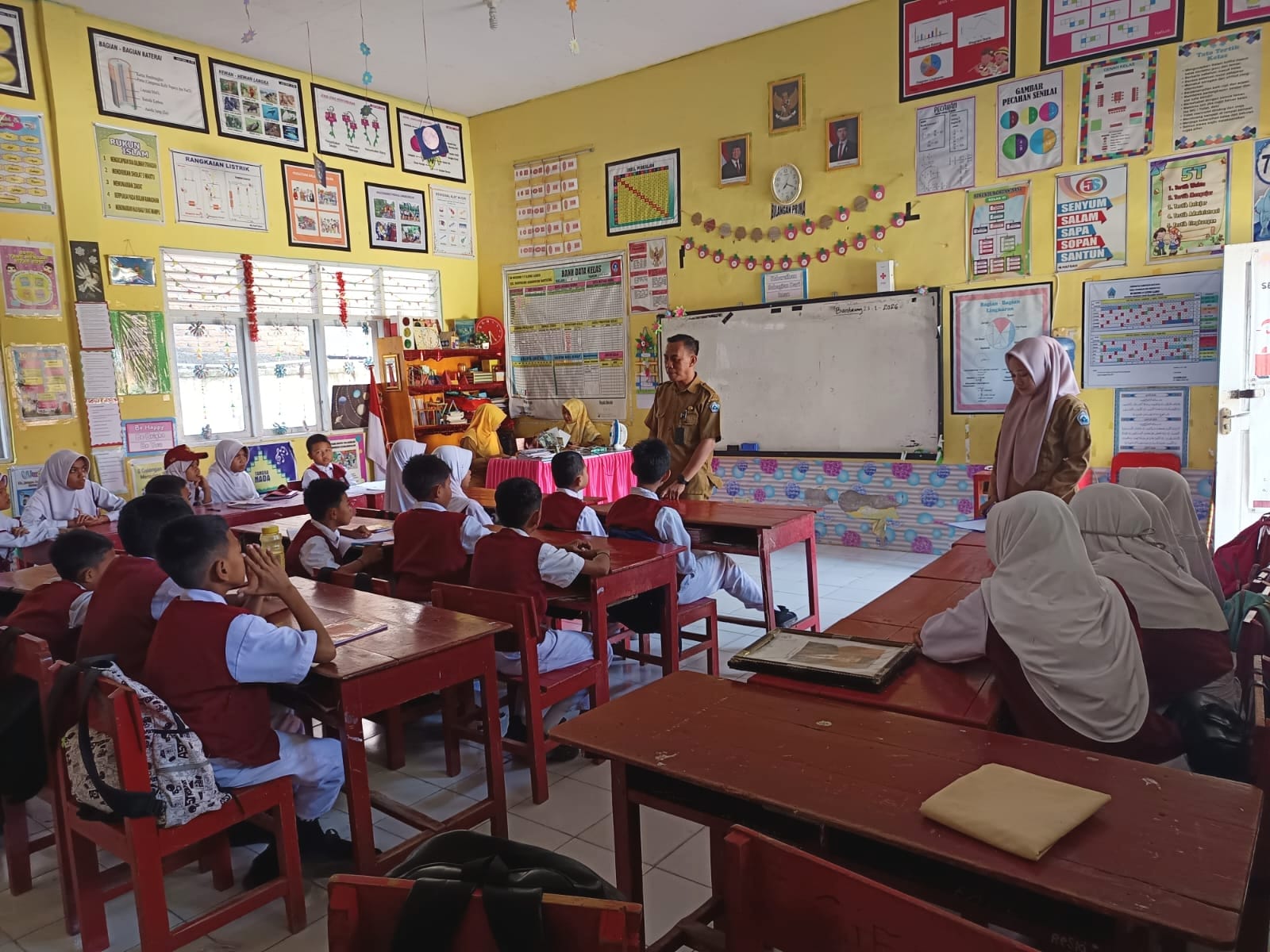 Sentuhan Kemanusiaan PKM Lasepang, Akbar Arfa Bawa Layanan Kesehatan ke Sekolah