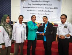 Kepala LLDIKTI Wilayah IX Serahkan Buku Tabungan KIP Kuliah kepada Rektor UIT