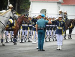 Upacara Serah Terima Pengawal Istana Kepresidenan Jadi Daya Tarik Warga di Depan Istana Merdeka