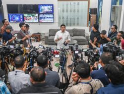 Seskab Teddy Indra Wijaya Bantah MBG Pangkas Anggaran Pendidikan, Program Justru Ditambah