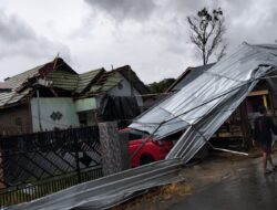 ‎Akibat Hantaman Angin Puting Beliung Puluhan Rumah Rusak di Bulukumba