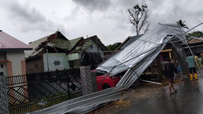 ‎Akibat Hantaman Angin Puting Beliung Puluhan Rumah Rusak di Bulukumba